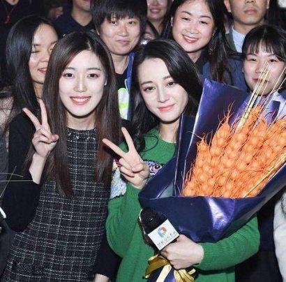 明星合影没路人好看,明星合影中路人更胜一筹的惊人对比