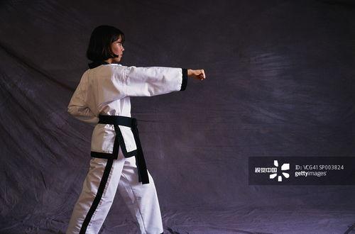 跆拳道照片女,挥洒青春汗水  第2张