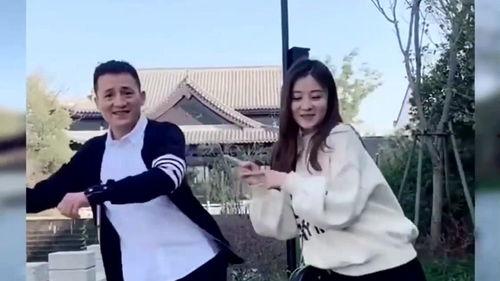 网红跳舞父女,网红父女演绎温馨家庭时光
