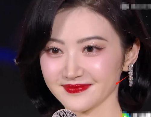 女明星用发片,女明星们的时尚发饰演绎  第3张