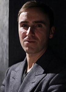 拉夫西蒙八卦,八卦背后的时尚帝国传奇